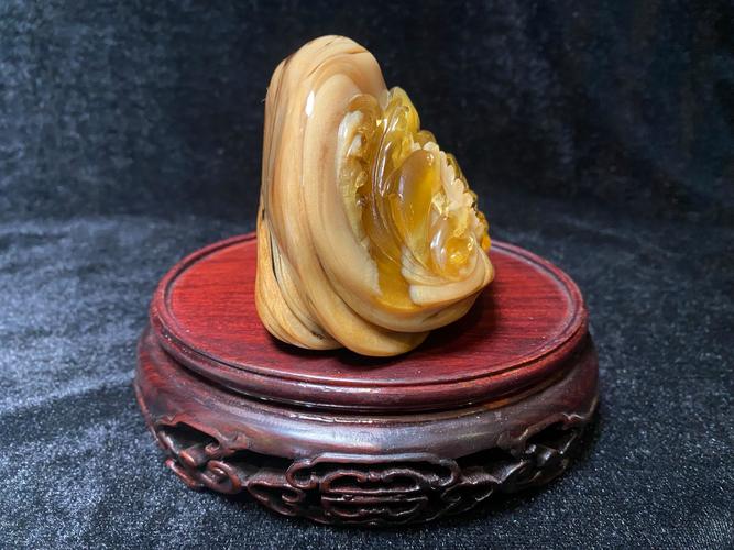 丁毓明,首饰设计师,工艺美术师,抚顺琥珀雕刻大师,工艺品雕刻全国